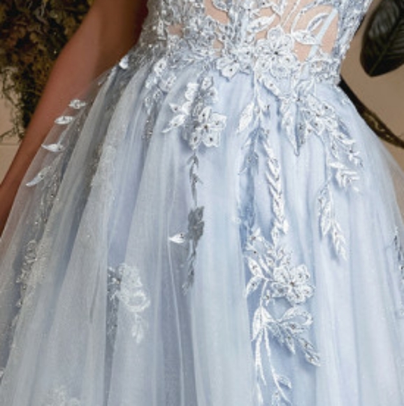 Formal dress - Picture 3 of 7